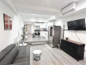 TV a/nebo společenská místnost v ubytování LA Modern Street View Glass Window 2BR