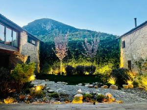 een tuin voor een gebouw met een berg op de achtergrond bij Equisoain in Monreal