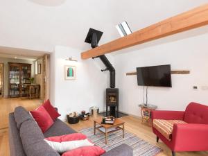 チャールトンにあるThe Old Surgeryのソファと暖炉のあるリビングルーム