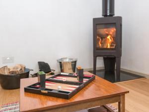 チャールトンにあるThe Old Surgeryのリビングルーム(暖炉、コーヒーテーブル付)