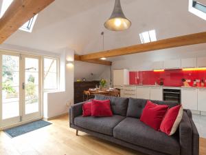 チャールトンにあるThe Old Surgeryのソファとキッチンのあるリビングルーム