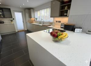 a bowl of fruit on a counter in a kitchen at Walk to Addenbrookes - Stylish 1 bed Apartment in CBG