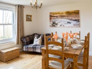 NewchurchにあるDevoniaのテーブルとソファのあるダイニングルーム