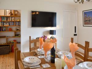 NewchurchにあるDevoniaのダイニングルーム(テーブル、椅子、テレビ付)