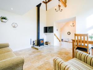 Una sala de estar con un sofá y una chimenea. en Pipistrelle - Uk30758, en Bream