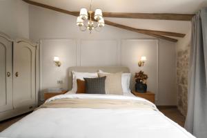 Ένα ή περισσότερα κρεβάτια σε δωμάτιο στο Silent Stone Apartment II +9 φωτογραφίες