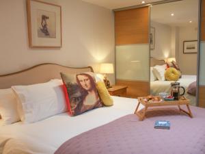 HappisburghにあるGoldfinchのベッドルーム1室(女性の写真付)