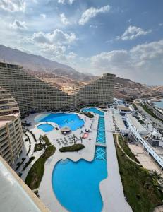 - une vue aérienne sur un complexe avec des piscines bleues dans l'établissement Apartments in Ain Sokhna in Porto, à Ain Sokhna