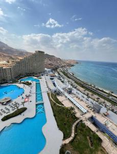 une vue aérienne d'un complexe hôtelier et de l'océan dans l'établissement Apartments in Ain Sokhna in Porto, à Ain Sokhna