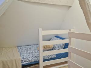 Etagenbett in einem Zimmer mit Etagenbett in der Unterkunft Rose Cottage in Hythe + 6 Fotos