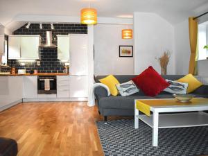 un soggiorno con un divano e un tavolo di Fawns Cottage a Culmstock