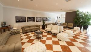 - un salon avec des canapés et un sol en damier dans l'établissement SHG Hotel De La Ville, à Vicence