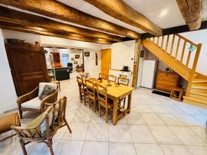 a dining room with a wooden table and chairs at L'échappée belle - Maison - Proche Le Creusot in Marmagne