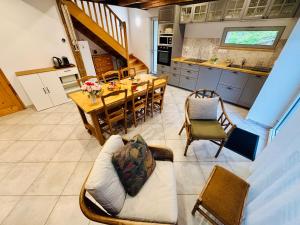 a kitchen and dining room with a table and chairs at L'échappée belle - Maison - Proche Le Creusot in Marmagne