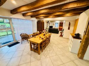 a kitchen and dining room with a table and chairs at L'échappée belle - Maison - Proche Le Creusot in Marmagne