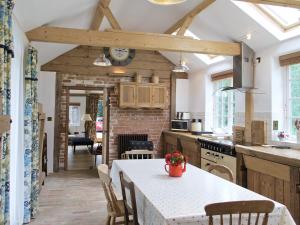 サックスマンダムにあるThe Coach Houseのキッチン(テーブル、椅子付)、天井のキッチン