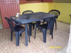 a blue table and chairs with a blue table and chairs at laréunion in Maison Henou