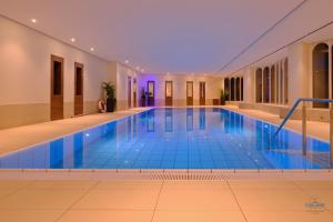 una piscina en un edificio con azulejos azules en Watt n Blick 220, en Döse