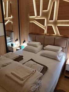 Ένα ή περισσότερα κρεβάτια σε δωμάτιο στο Apartman Positiv Zlatibor Lux & Spa