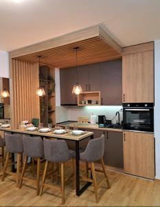 Η κουζίνα ή μικρή κουζίνα στο Apartman Positiv Zlatibor Lux & Spa