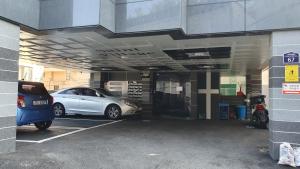 세인트빌리지 في Kup'o: موقف سيارة متوقفة في كراج