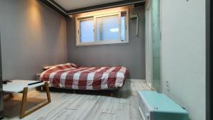 세인트빌리지 في Kup'o: غرفة نوم صغيرة بها سرير ونافذة