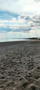 an empty beach with footprints in the sand at L'approdo in Schisò
