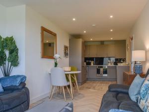 een woonkamer met een bank en een tafel bij Seascape in Sandown