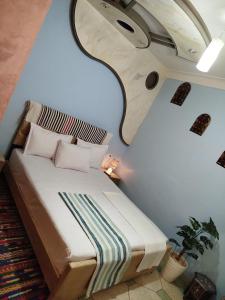 - une chambre avec un lit dans une petite maison dans l'établissement Apartment Medina Fes, à Fès