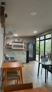 Una sala de estar con una mesa y un comedor. en Khaosok Campsite, en Khao Sok