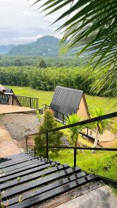 un grupo de bancos frente a una casa en Khaosok Campsite, en Khao Sok 15 fotos más