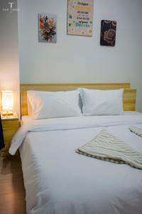 une chambre avec un grand lit avec des draps blancs dans l'établissement Arte Plus Jalan Ampang with KLCC View, à Kuala Lumpur 38 autres photos