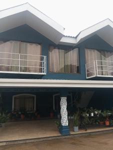 Bygningen som lejligheden ligger i + 1 billede