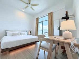 Ένα ή περισσότερα κρεβάτια σε δωμάτιο στο Bay Suites Kota Kinabalu by LAXZONE +13 φωτογραφίες