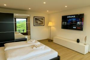 Μια τηλεόραση ή/και κέντρο ψυχαγωγίας στο Alpenpanorama Renoviertes Apartment mit Bergblick