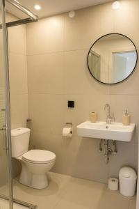 Ένα μπάνιο στο Alpenpanorama Renoviertes Apartment mit Bergblick