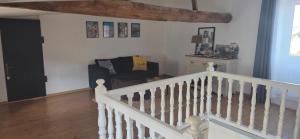 eine weiße Treppe im Wohnzimmer mit Sofa in der Unterkunft La Demeure des Artistes - Quartier historique in Saintes