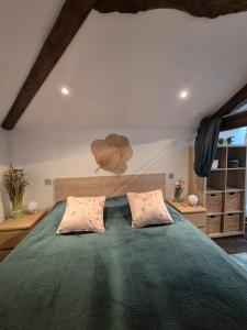 Postel nebo postele na pokoji v ubytování Le petit Château de Sathonat - Horizon Paradis + 15 fotografií