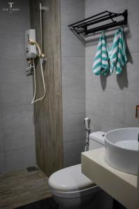 une salle de bains avec toilettes et lavabo dans l'établissement Arte Plus Jalan Ampang with KLCC View, à Kuala Lumpur