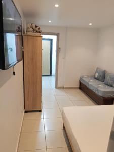 een kamer met een bed en een flatscreen-tv bij Houcine appartement in 'Aïn el Turk