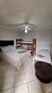 een slaapkamer met twee bedden en een tafel erin bij Hostel My House quartos perto do aeroporto de Guarulhos in Guarulhos