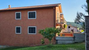 een bruin huis met een boom ervoor bij Casa Adelaide - A stone's throw from Rome in Gavignano