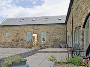 a brick building with a bench in front of it at Lapwing Cottage - E5028 in Birtley