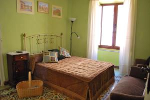 1 dormitorio con cama, sofá y ventana en Los Polvazares, en Castrillo de los Polvazares
