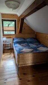 een slaapkamer met een bed in de hoek van een kamer bij Chata z Widokiem in Międzybrodzie Bialskie