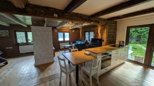 een keuken en woonkamer met een tafel en stoelen bij Chata z Widokiem in Międzybrodzie Bialskie +27 foto's