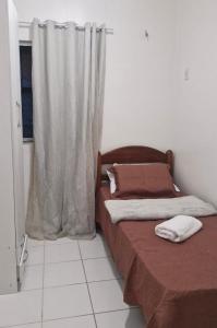 a bedroom with two beds and a window at Lindo apartamento mobiliado in Ananindeua