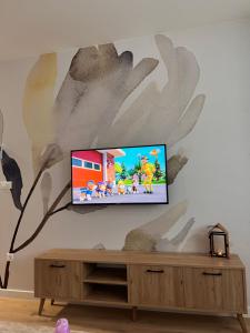 TV a/nebo společenská místnost v ubytování Adena + 3 fotografie