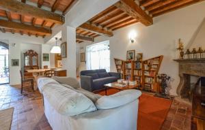 Una sala de estar con un sofá blanco y una chimenea. en Lake Front Home In Arezzo Ar, en Antria