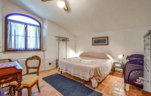 Un dormitorio con una cama y un escritorio y una ventana. en Lake Front Home In Arezzo Ar, en Antria